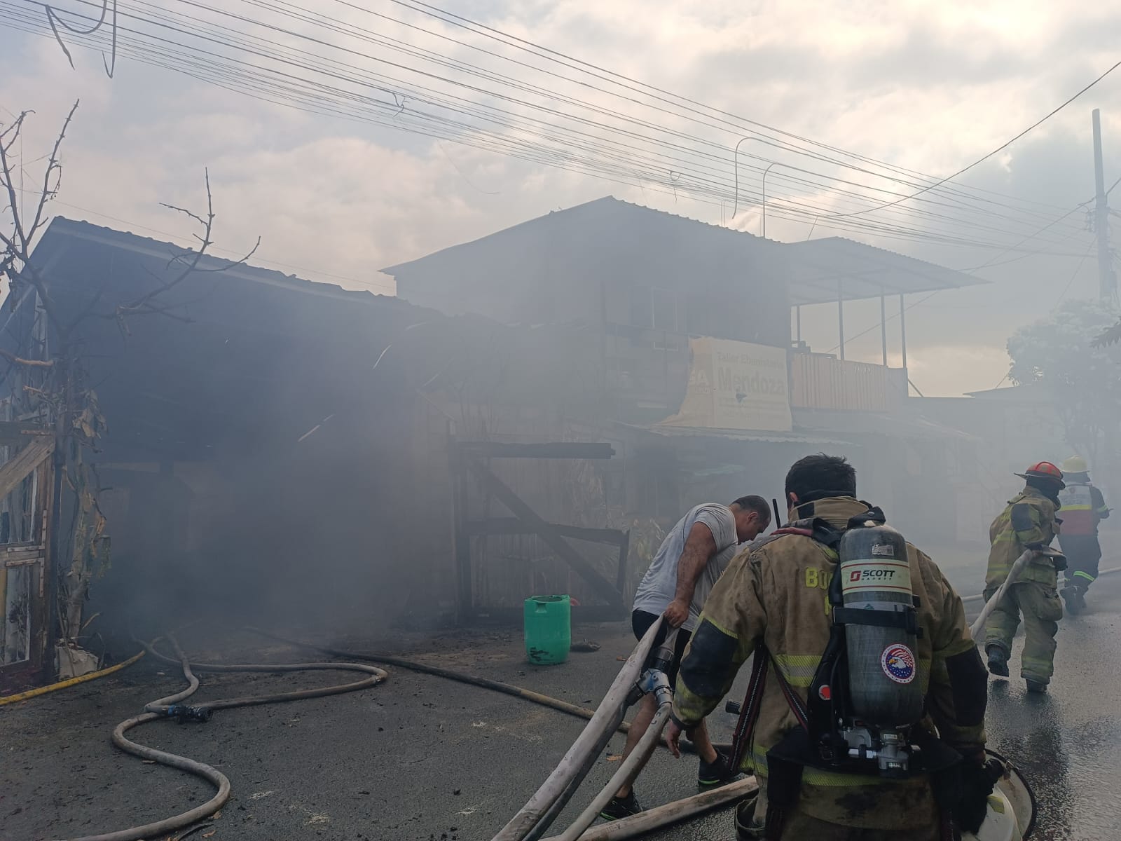 Voraz Incendio Consume Al Menos Tres Viviendas En Las Cumbres En Manta