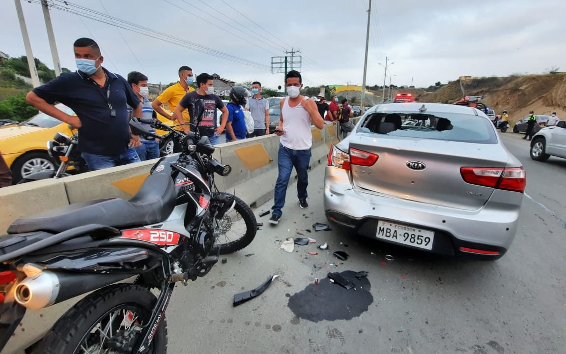 Accidente de tránsito deja dos personas heridas en Manta El Diario