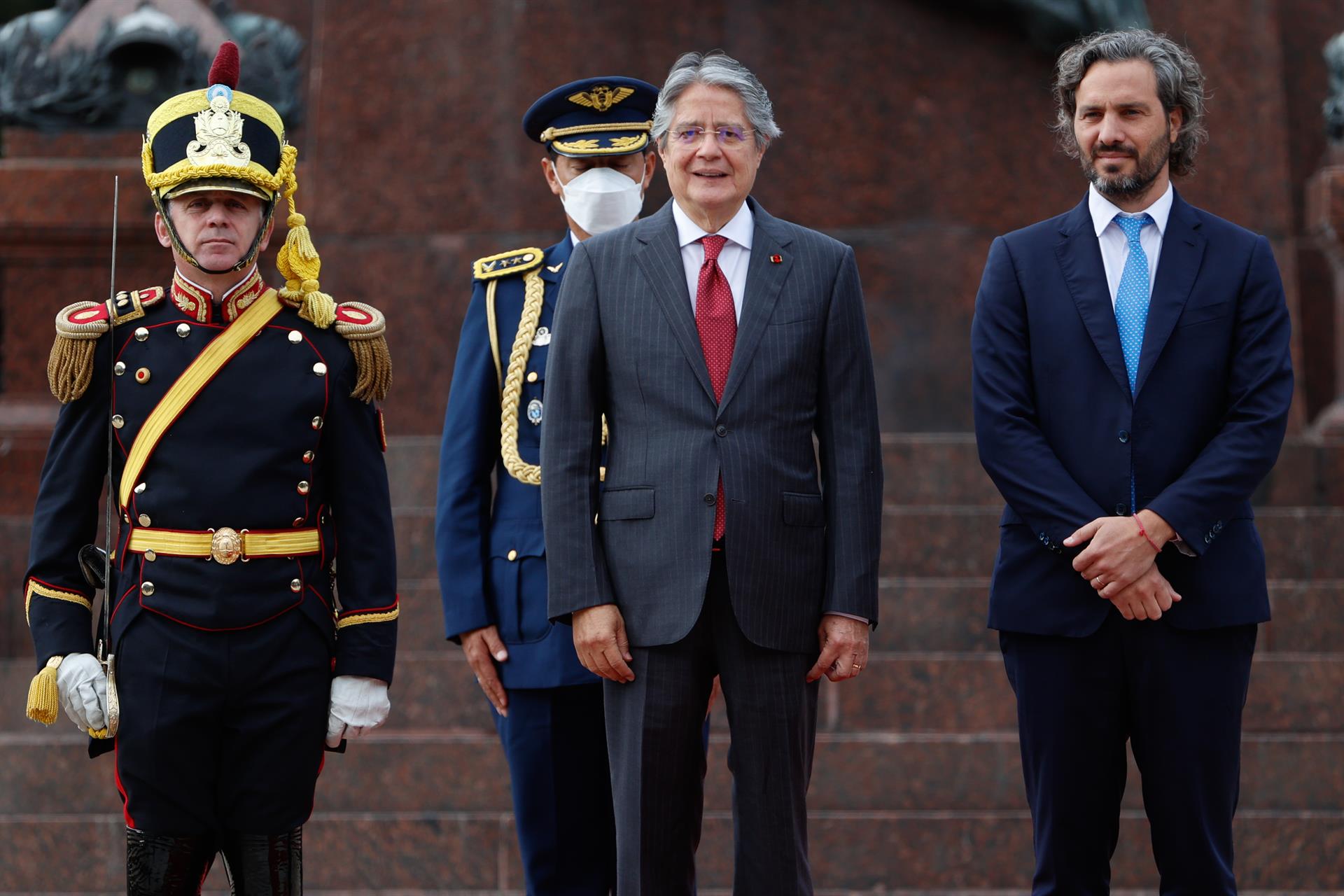 Lasso arranca su visita a Argentina con una ofrenda floral a San Martín