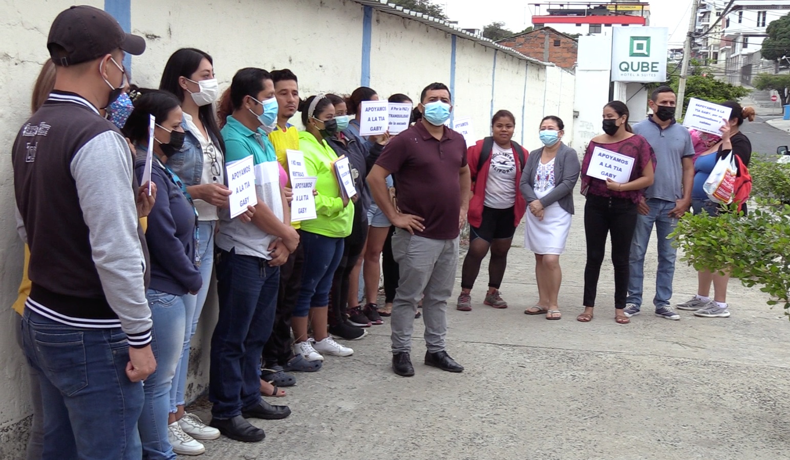 Padres de familia realizan plantón en apoyo a maestra agredida El