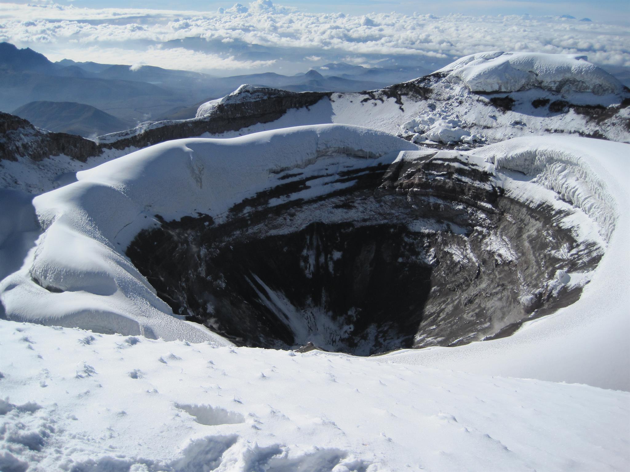 Declaran alerta amarilla en el volcán Cotopaxi tras nube de vapor y