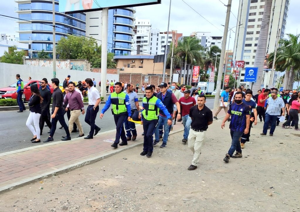 Ecuador realiza simulacro de tsunami con más de 100 mil personas El