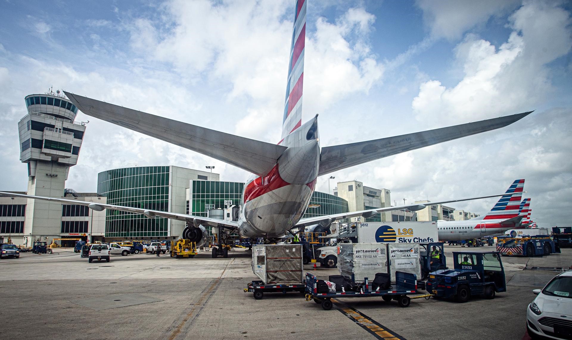 Mujer Lanza Una Computadora A Empleado En Aeropuerto De Miami El