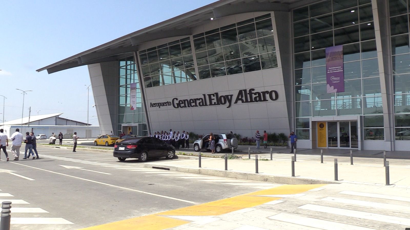 El aeropuerto Eloy Alfaro de Manta cuenta con un equipo de rayos X, pero este tendría sus días contados en la terminal aérea.