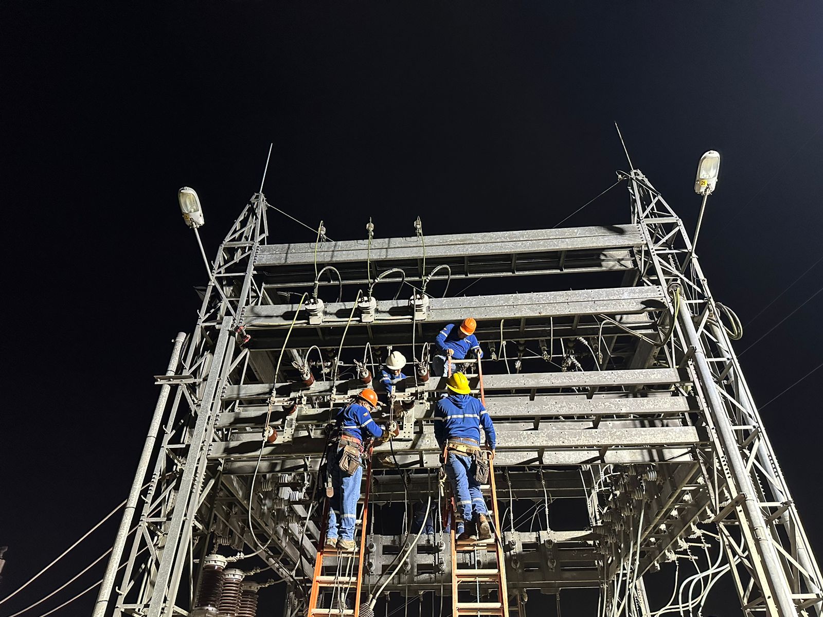 Cortes de luz de diez horas vuelven a Ecuador ante crítica situación energética