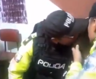 hombres vestidos de policías besan al mismo tiempo a una chica