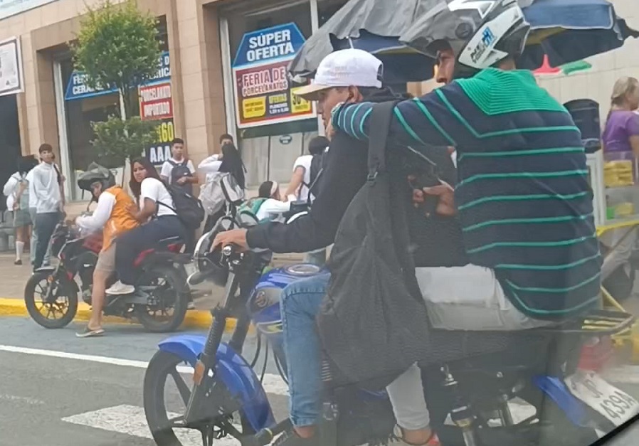Dos presuntos sacapintas, en una moto, quedaron fotografiados tras cometer un asalto en pleno centro de Santo Domingo.