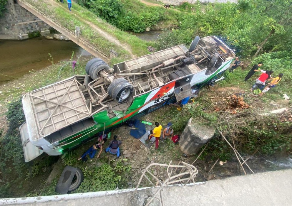 Un bus de pasajeros cayó desde un puente en la vía Cuenca-Pasaje y hasta el momento se reporta que uno de los usuarios falleció.