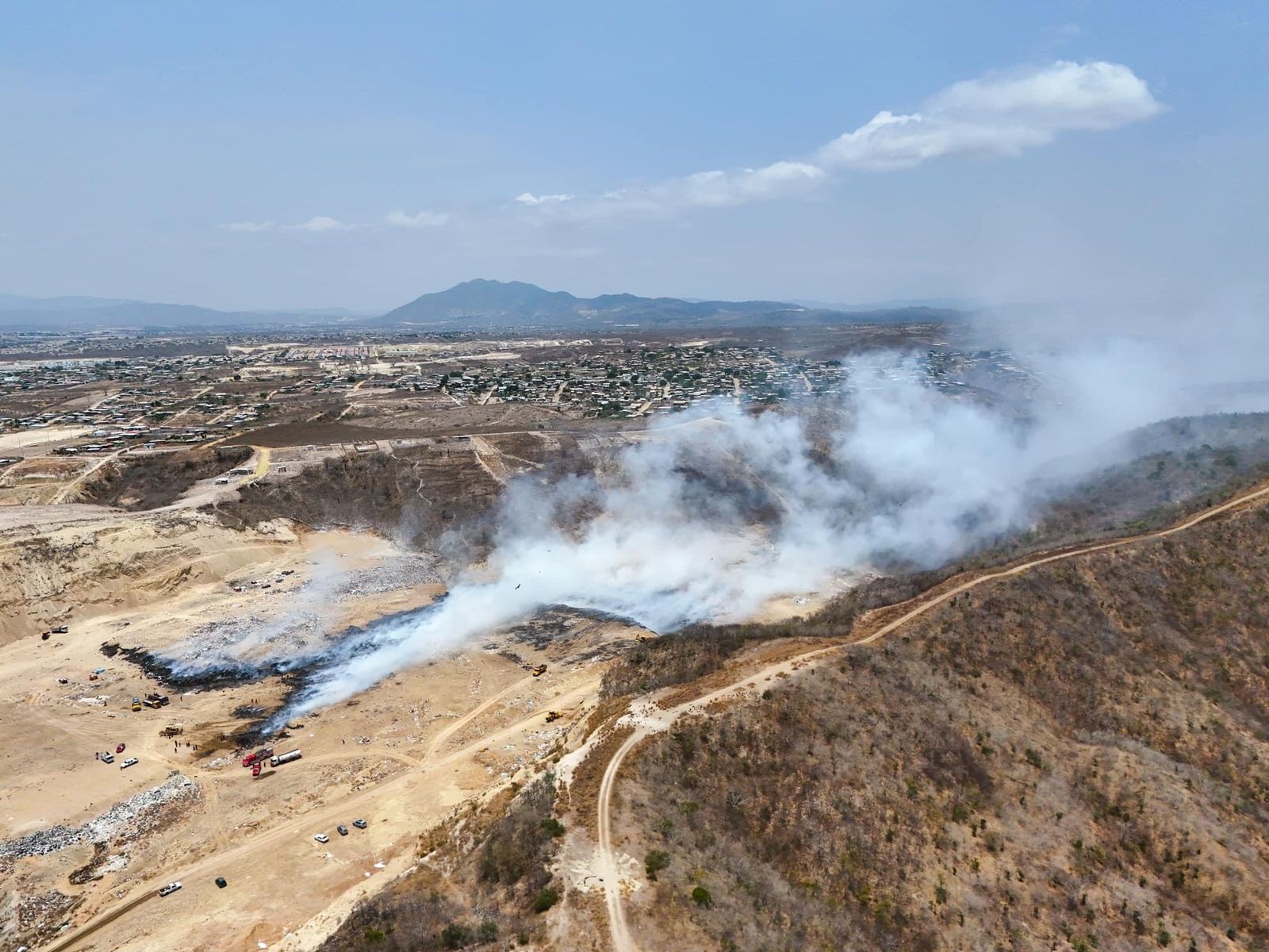 Tratan de controlar incendio en vertedero de Manta