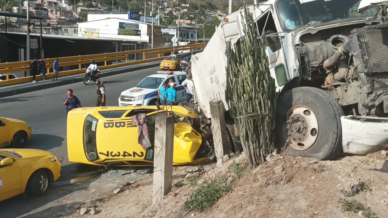 Portoviejo: se registró accidente de tránsito entre camión recolector, taxi y moto