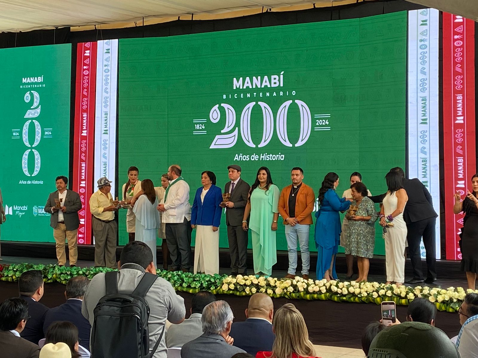 Con la presencia de autoridades locales, provinciales y hasta el presidente de la República Daniel Noboa se realizó la sesión solemne por el Bicentenario de Manabí.