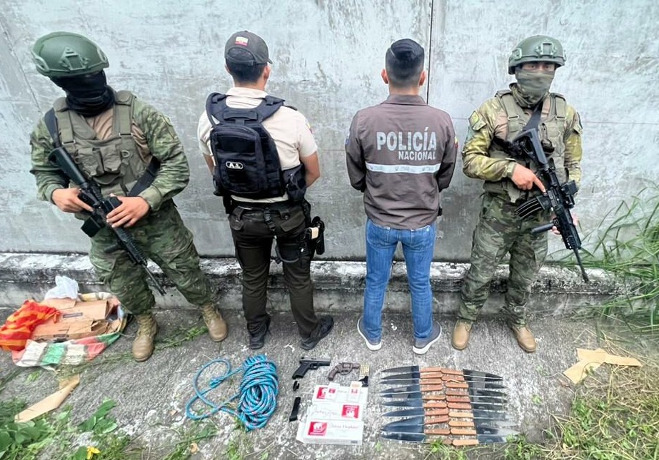 Armas Cuchillos Y Tabacos Se Hallaron En Un Saco De Yute Junto A La