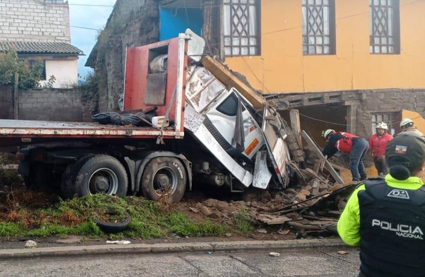 El chofer de un tráiler y su acompañante perdieron la vida luego que este vehículo se impactara contra una vivienda.