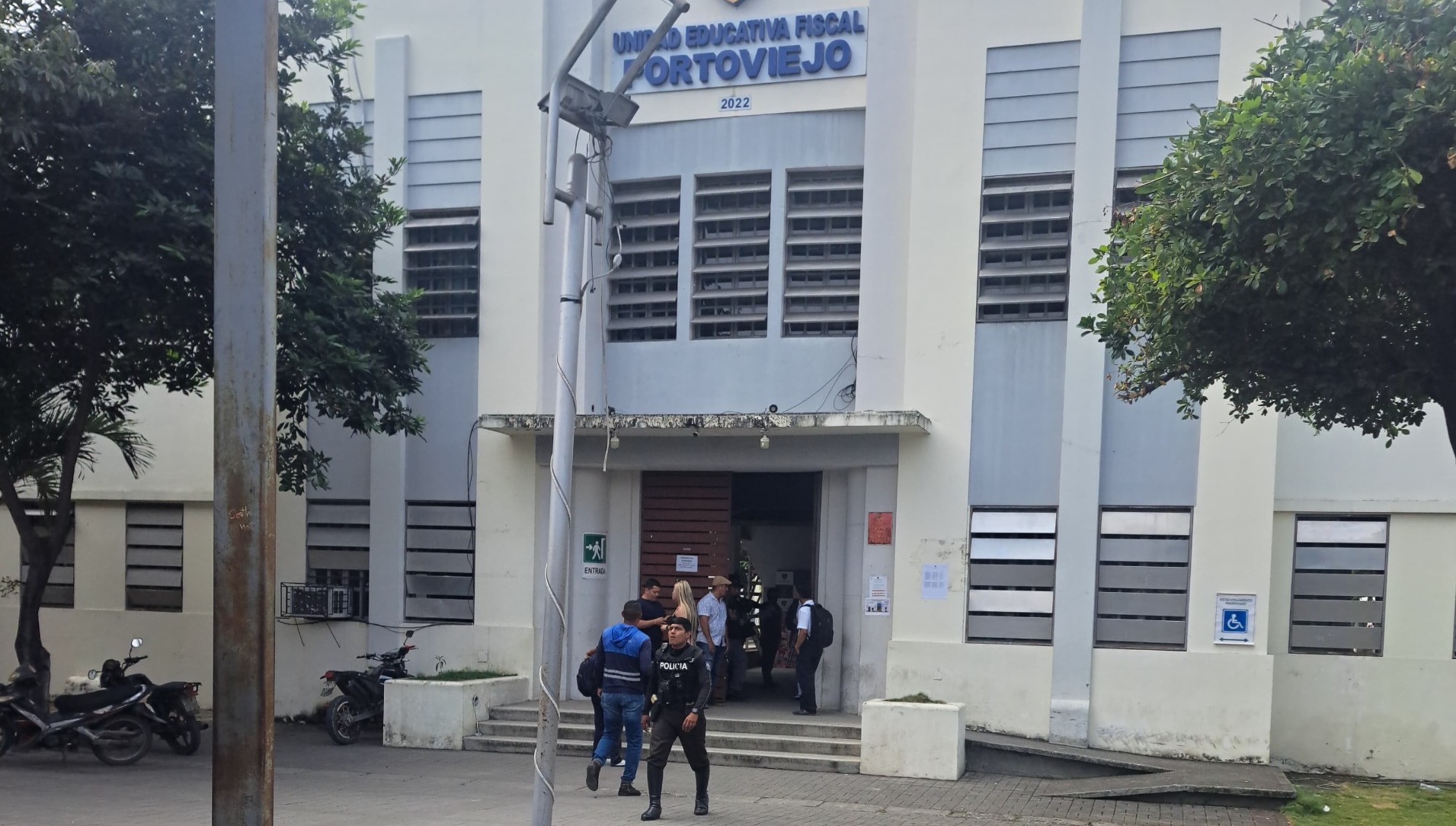 Estudiante herido con tijeras en pelea dentro de plantel, en Portoviejo -  Manavisión