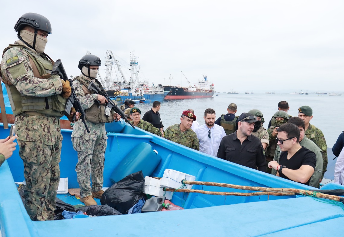 La Armada del Ecuador incautó, frente a las costas de Manta, tonelada y media de cocaína que era transportada en una lancha.