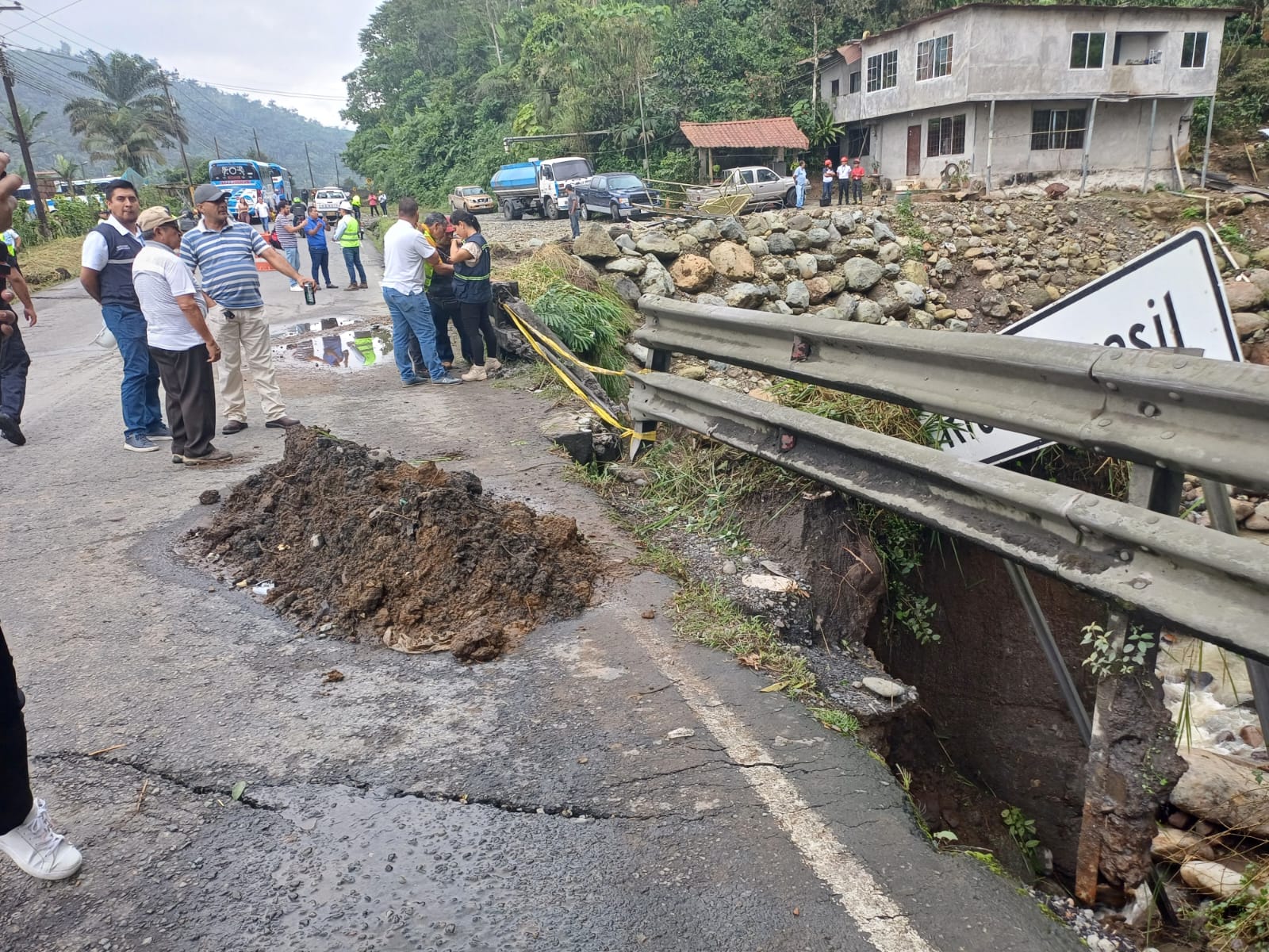Más de diez días continuos estará cerrada la vía Alóag-Santo Domingo debido a los daños que se presentan en un puente.