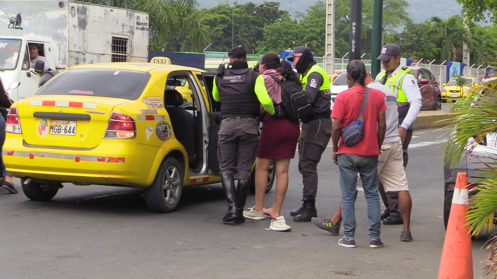 Mujer herida es transportada en un taxi porque ambulancia no llega