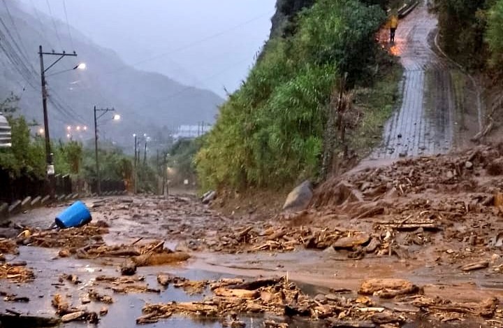Deslaves y aluviones en Baños, clases serán virtuales