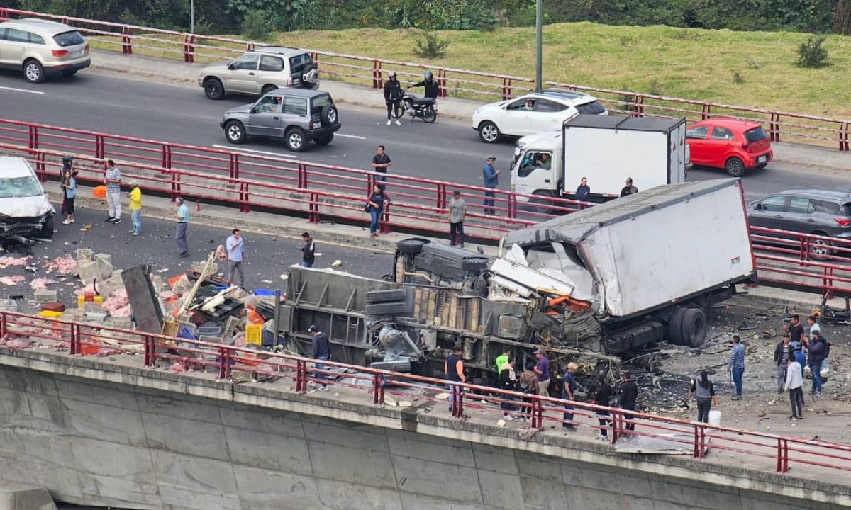 Múltiple accidente en Quito deja un muerto y tres heridos.