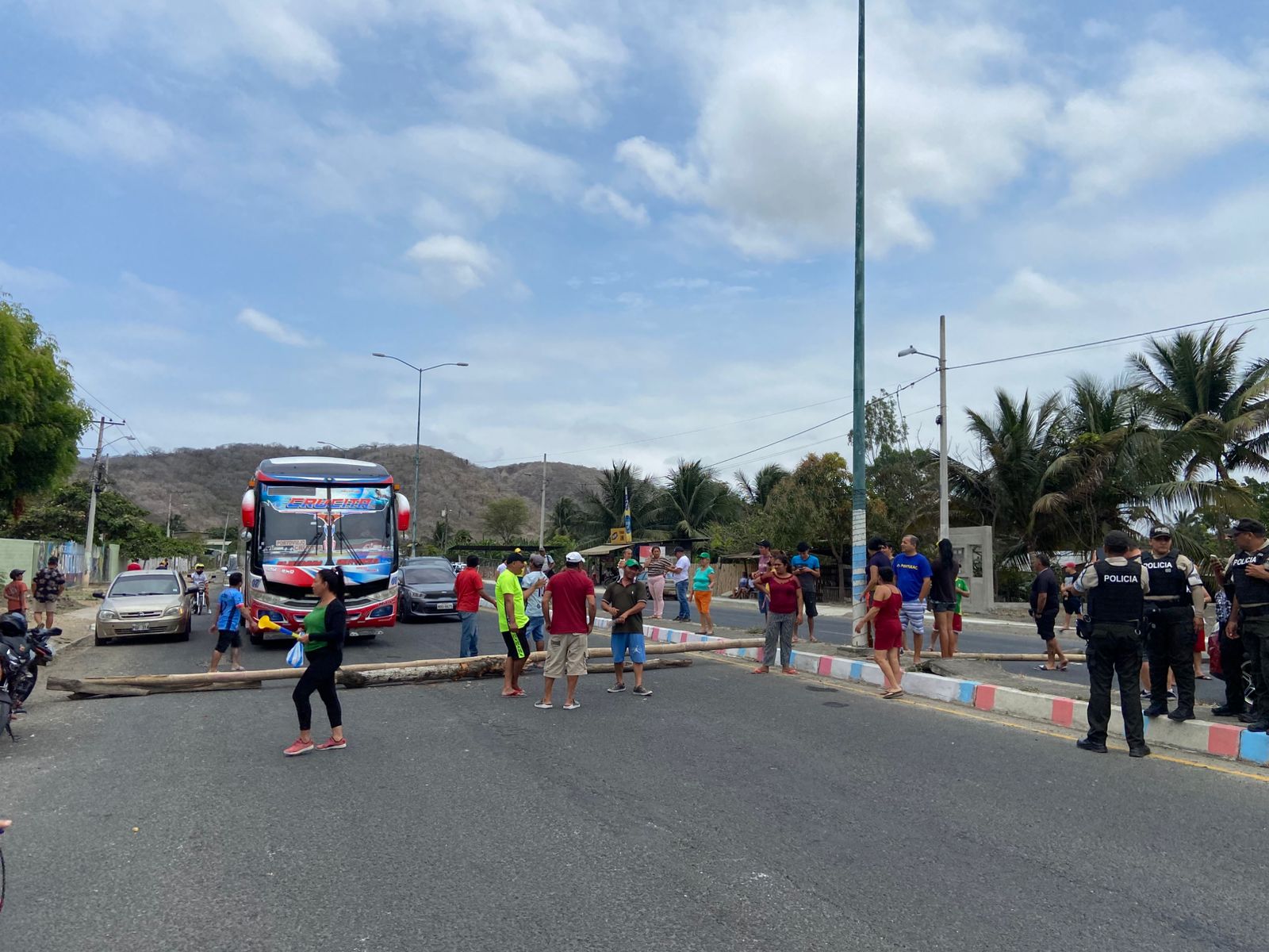 Vía Portoviejo-Crucita permanece cerrada por manifestantes