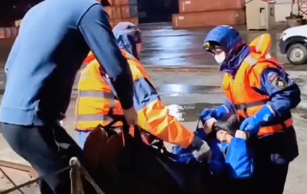 En el mar de Okhotsk, en Rusia, ha ocurrido un milagro. Un hombre ha sido rescatado tras permanecer dos meses a la deriva.