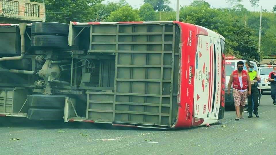 Bus Se Accidenta Y Deja Más De 20 Heridos - El Diario Ecuador