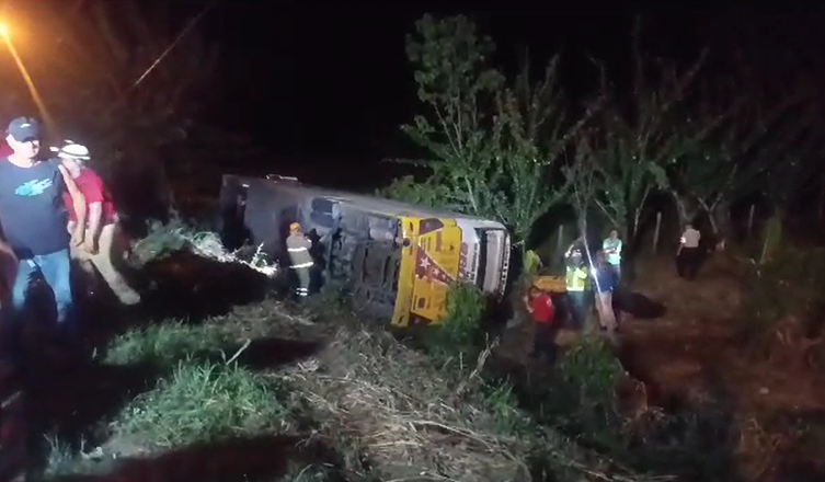 Un Muerto Y 23 Heridos En Accidente De Bus Interprovincial En Chone El Diario Ecuador