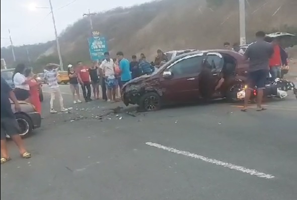 Choque Entre Dos Autos En La Y De San Mateo Deja Seis Personas Heridas En Manta El Diario 7755