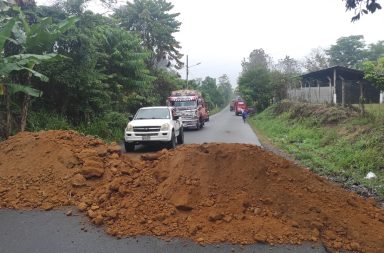 Varios campesinos de la zona rural del cantón El Carmen, norte de Manabí, cerraron la vía que conduce al recinto La Esperanza.