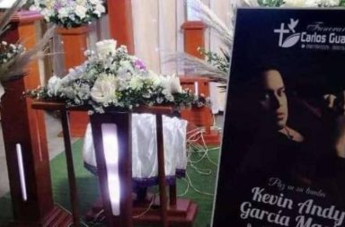 El último adiós al influencer Andy García estuvo marcado por el dolor de sus familiares, amigos, vecinos y allegados.