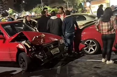 Doce carros afectados tras choque múltiple durante carrera clandestina en Quito