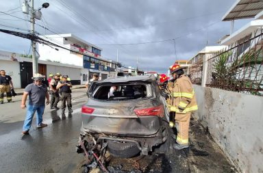 Queman en vehículo de una funcionaria, en la Ruta del Spondylus