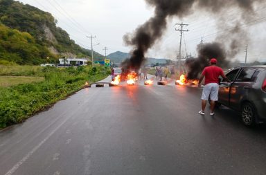 Habitantes de San Vicente cerraron la vía para exigir agua potable