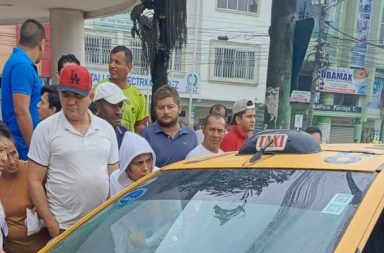 Sicarios matan a un hombre dentro de un taxi.