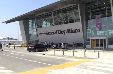 El aeropuerto Eloy Alfaro de Manta cuenta con un equipo de rayos X, pero este tendría sus días contados en la terminal aérea.