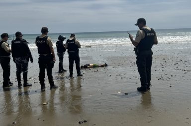 Hombre sin vida es encontrado en una playa de Manta