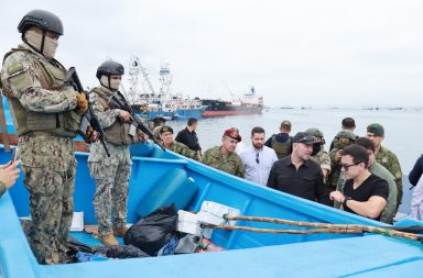 La Armada del Ecuador incautó, frente a las costas de Manta, tonelada y media de cocaína que era transportada en una lancha.