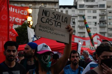 Protestas en Argentina afuera del Congreso por polémica ley