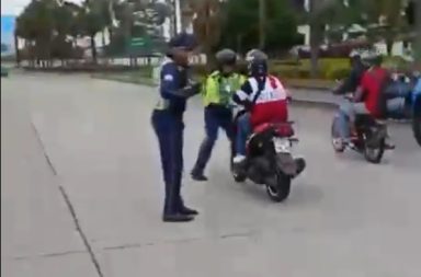Un motociclista embistió a un agente municipal de tránsito, en Guayaquil la tarde de este miércoles 5 de junio del 2024.