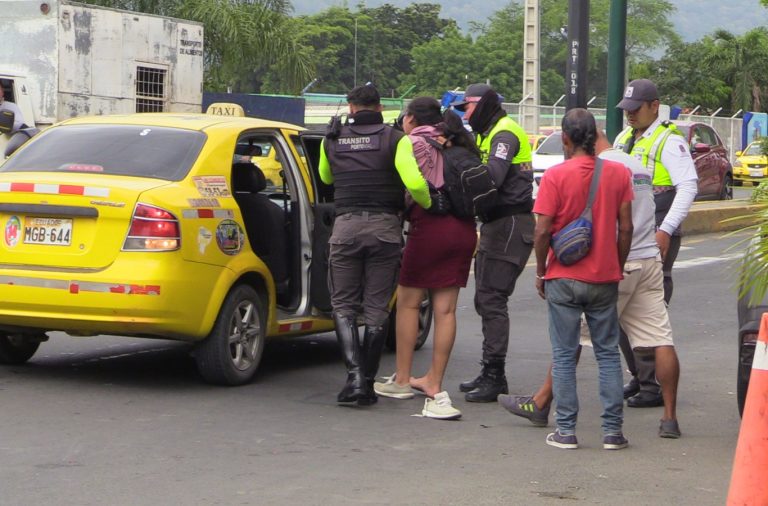 Mujer herida es transportada en un taxi porque ambulancia no llega