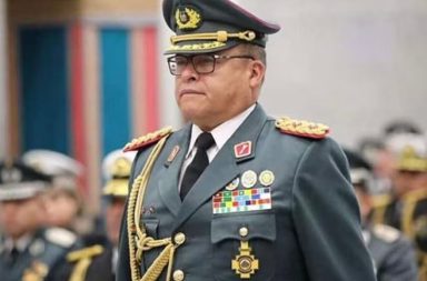 Con la ayuda de una tanqueta, el comandante militar boliviano, Juan josé Zúñiga, ingresó al palacio presidencial de su país.