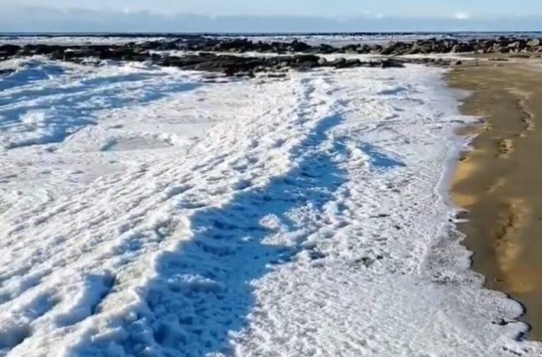 El frío extremo en la zona austral de Argentina está haciendo que las olas del mar se congelen cuando apenas llegan a la playa.