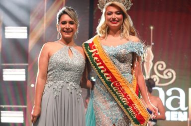 Emily Verduga fue electa como la nueva reina del cantón El Carmen, de entre seis candidatas, en una velada llena de glamour.