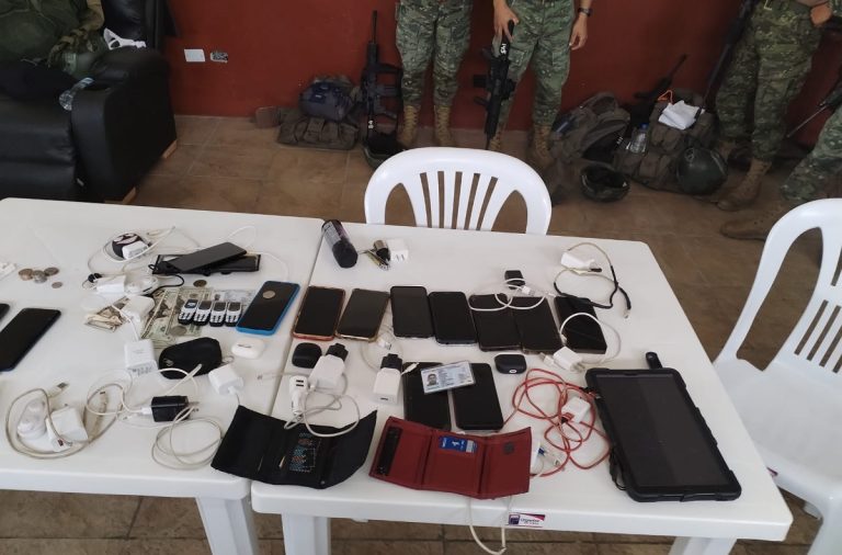Nueve militares en servicio activo fueron detenidos en la cárcel de máxima seguridad La Roca, ubicada en Guayaquil.