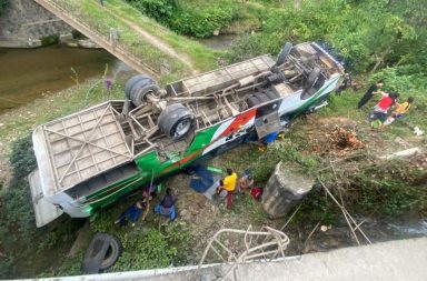Un bus de pasajeros cayó desde un puente en la vía Cuenca-Pasaje y hasta el momento se reporta que uno de los usuarios falleció.