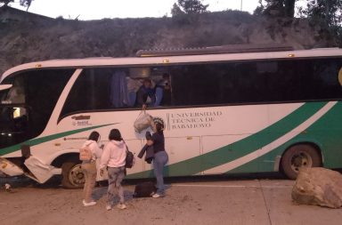bus que transportaba estudiantes se accidentó en la vía Cuenca-Loja