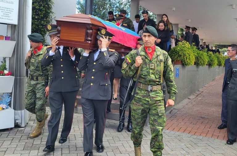 Aidita Ati, la subteniente de las Fuerzas Armadas, asesinada, fue sepultada en medio de honores en su natal Quito.
