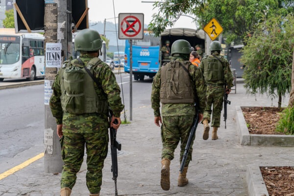Cuatro oficiales de las Fuerzas Armadas de Ecuador serán procesados por el presunto delito de femicidio, anunció la Fiscalía General del Estado (FGE).