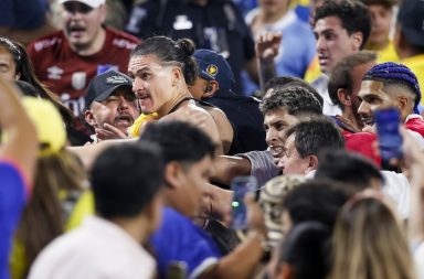 Jugadores uruguayos protagonizaron una pelea con hinchas colombianos tras perder la segunda semifinal de la Copa América 2024.