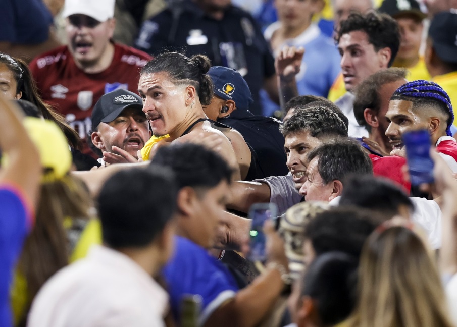 Jugadores uruguayos se fueron de golpes con hinchas de Colombia